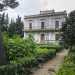 Villa Tomasicchio, formata da due piani con balconate molto grandi. Oggi versa in totale abbandono